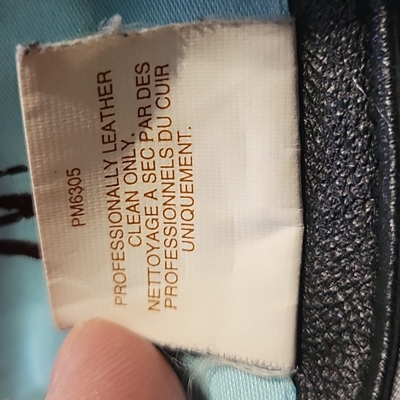 Woman's black leather jacket - Picture 4 of 6